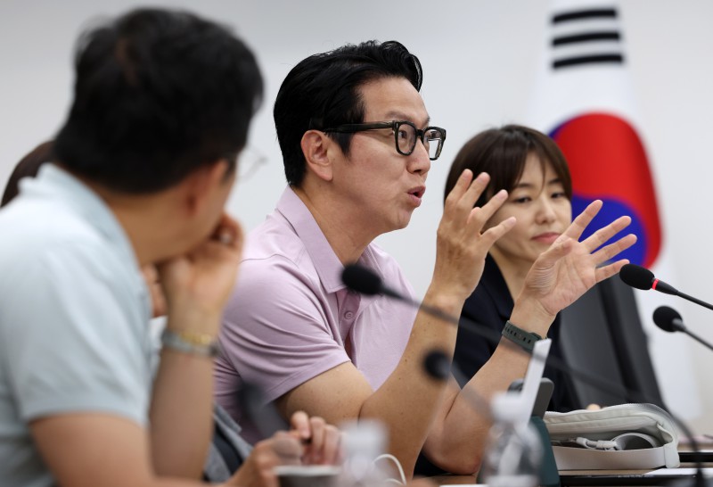 ▲ 배우 김수로가 9일 종로구 국립현대미술관 서울관에서 열린 문화예술정책자문위원회 연극 분과 제3차 회의에서 발언하고 있다.ⓒ문체부