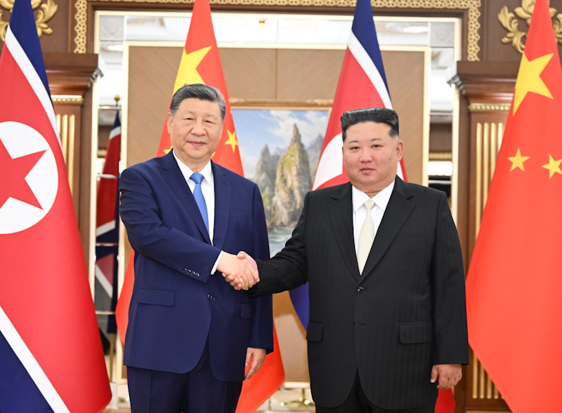 ▲ 시진핑(왼쪽) 중국 국가주석이 지난 8일 북한 평양 금수산 영빈관에서 북한 김정은과 정상회담에 앞서 악수하는 모습. ⓒ중국 신화통신·뉴시스