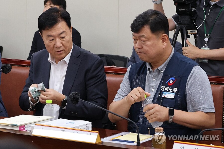 ▲ 9일 정부세종청사 최저임금위원회에서 열린 제4차 전원회의에서 사용자위원인 류기정 한국경영자총협회(경총) 전무와 근로자위원인 류기섭 한국노총 사무총장이 대화하고 있다. ⓒ연합뉴스