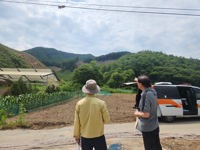 ▲ 이날 송 청장과 점검반은 방제목과 부산물의 적정 처리 상태, 작업지 주변 정리 현황, 배수시설 확보 여부 등을 정밀 점검했다. 특히 인력 접근이 어려운 곳은 드론을 적극적으로 투입해 현장 전반의 안전 실태를 효율적으로 점검했다. ⓒ북부지방산림청