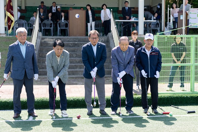 ▲ 강릉시가 9일 입암동 둔치 게이트볼 전용구장에서 '제35회 강릉시노인회장기 게이트볼대회'를 개최했다. 대회는 강릉시가 주최하고, 대한노인회 강릉시지회와 강릉시게이트볼협회가 공동으로 주관했다. ⓒ강릉시