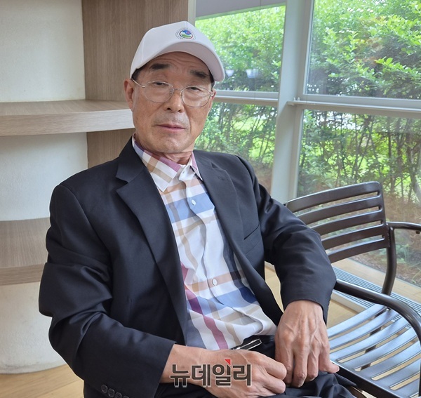 ▲ 강용수 세종시파크골프연합회장이 10일 세종시청 로비에서 뉴데일리와 인터뷰를 하고 있다.ⓒ이길표 기자