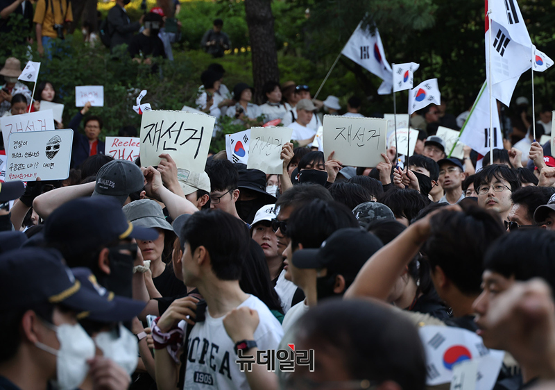 ▲ 6.3 지방선거 투표용지 부족 사태와 관련해 재선거를 주장하는 시민들이 지난 5일 오후 잠실7동 제2투표소 개표가 마무리된 서울 송파구 올림픽공원 핸드볼경기장 앞에서 재선거를 주장하며 경찰과 대치하고 있다. ⓒ정상윤 기자