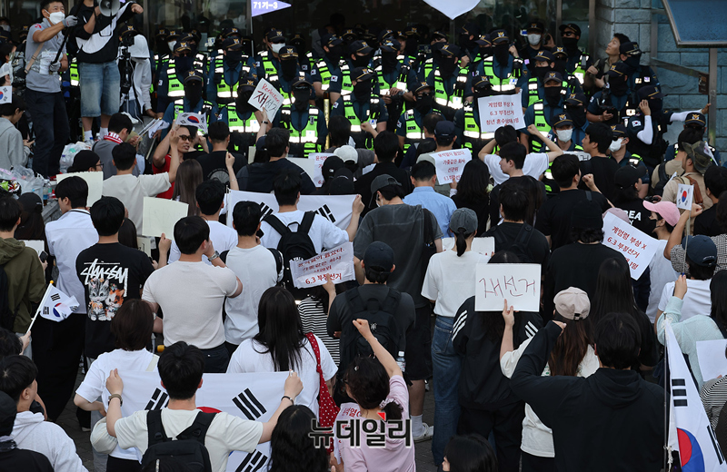 ▲ 6.3 지방선거 투표용지 부족 사태와 관련해 재선거를 주장하는 시민들이 지난 5일 오후 잠실7동 제2투표소 개표가 마무리된 서울 송파구 올림픽공원 핸드볼경기장 앞에서 재선거를 주장하며 경찰과 대치하고 있다. ⓒ정상윤 기자