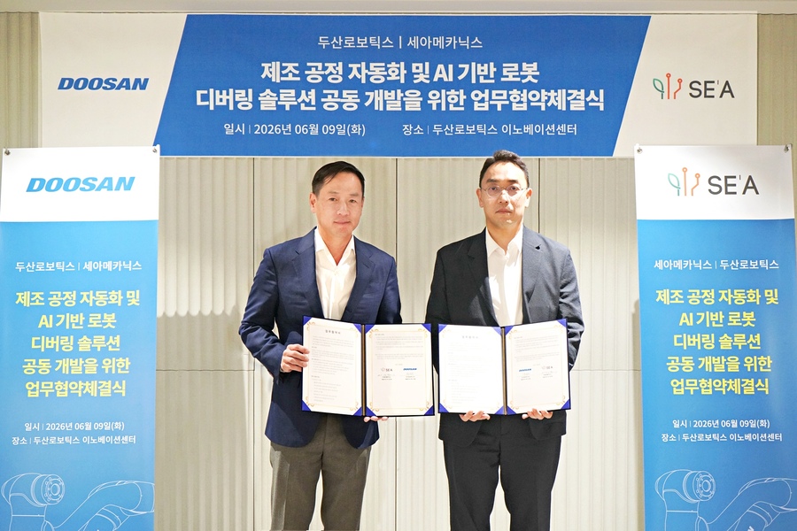 ▲ 업무협약식이 끝나고 두산로보틱스 박인원 대표(왼쪽)가 세아메카닉스 이성욱 대표와 기념사진을 촬영하고 있다.ⓒ두산