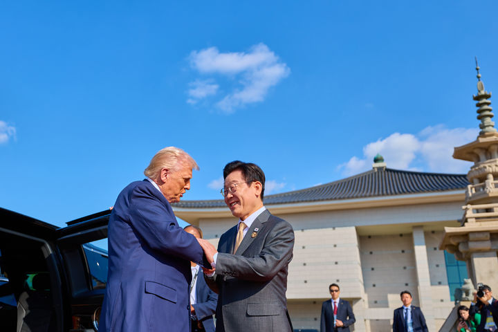 ▲ 이재명 대통령이 지난해 10월29일 경북 경주박물관에 도착한 도널드 트럼프 미국 대통령을 만나 악수를 하고 있는 모습. ⓒ대통령실