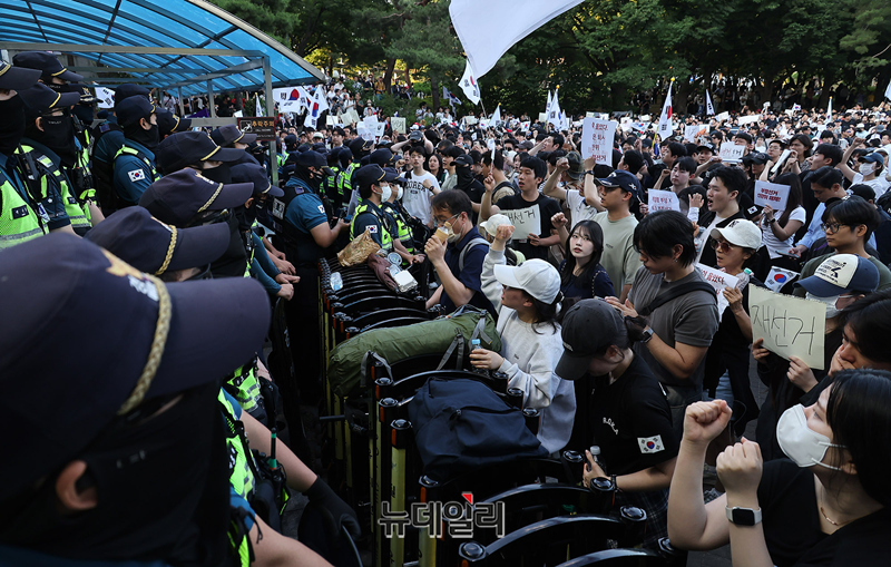 ▲ 6.3 지방선거 투표용지 부족 사태와 관련해 재선거를 주장하는 시민들이 5일 오후 잠실7동 제2투표소 개표가 마무리된 서울 송파구 올림픽공원 핸드볼경기장 앞에서 재선거를 주장하며 경찰과 대치하고 있다. ⓒ정상윤 기자