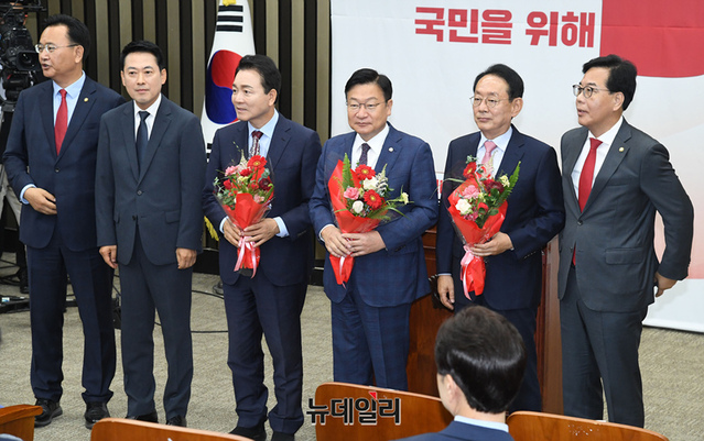 ▲ 정점식 국민의힘 신임 원내대표가 10일 오후 국회에서 열린 원내대표 선출 의원총회에서 당 지도부, 후보들과 기념촬영을 하고 있다. (왼쪽부터 유상범 선거관리위원장, 장동혁 대표, 성일종 후보, 정 신임 원내대표, 김도읍 후보, 송언석 전 원내대표) ⓒ이종현 기자