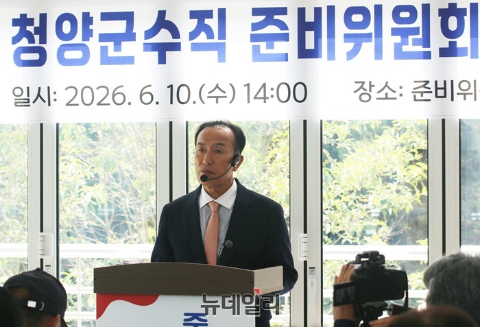 ▲ 김홍열 청양군수 당선인이 10일 청양고추문화마을 H2O센터에서 열린 청양군수직 준비위원회 출범 기자회견에서 민선 9기 군정 운영 방향과 주요 공약을 설명하고 있다.ⓒ이길표 기자