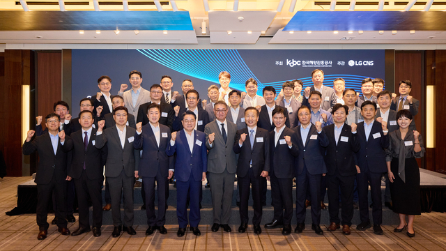 ▲ 지난 9일 오전 서울 웨스틴조선 호텔에서 열린 '2026년 해운·항만 ·물류 최고경영자(CEO) AX(AI 전환) 서밋(Summit)'에서 참석자들이 기념촬영을 하고 있다. ⓒ한국해양진흥공사