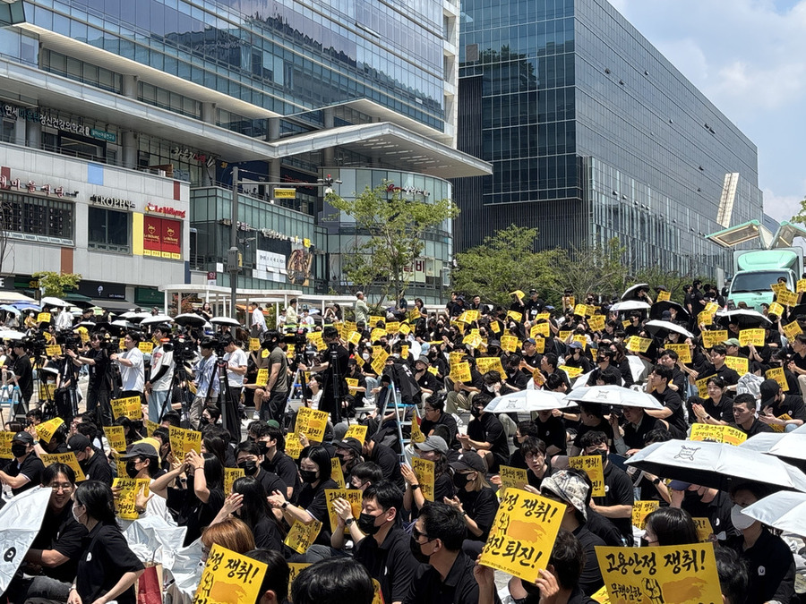 ▲ 카카오 노조(크루유니언)가 10일 오후 판교 유스퀘어 광장에서 부분파업 집회를 열고 경영진을 규탄하는 구호를 외치고 있다. ⓒ곽예지 기자