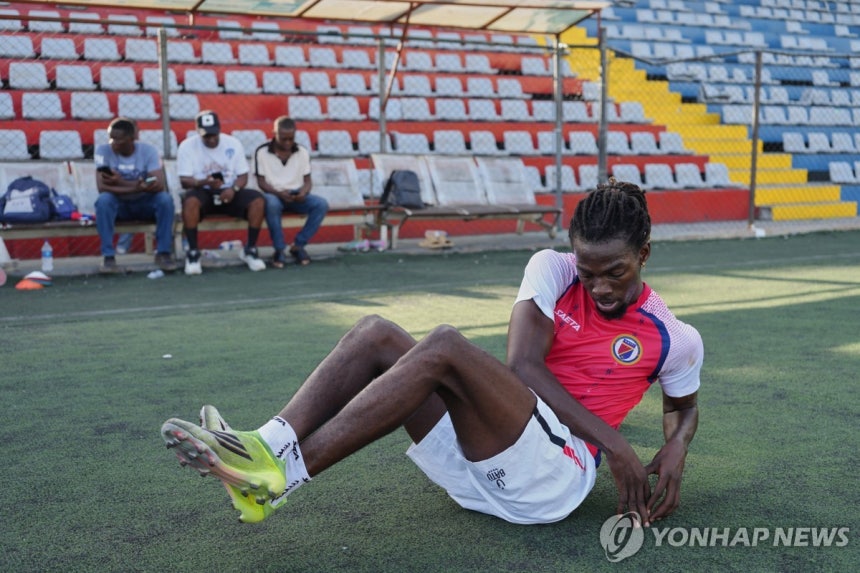 ▲ 개인 훈련하는 아이티 축구대표 우덴스키 피에르. ⓒAP 연합뉴스