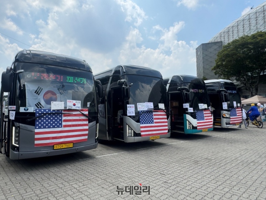 ▲ 10일 오전 서울 송파구 올림픽공원 핸드볼경기장 시위 현장에 주차된 '유권자 냉·난방 쉼터' 버스. ⓒ임찬웅 기자