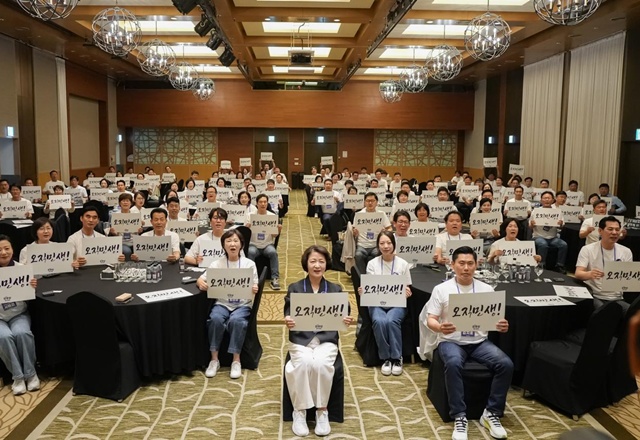 ▲ 추미애 경기도지사 당선인이 10일 경기 광주 곤지암리조트에서 열린 더불어민주당 경기도당의 제9회 전국동시지방선거 광역·기초의원 당선자 워크숍에 참석해 기념촬영을 하고 있다. ⓒ더불어민주당 경기도당 제공