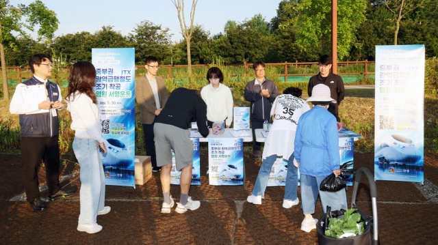 ▲ 중부권 광역급행철도 조기 착공을 위한 범시민 서명운동 모습ⓒ안성시 제공
