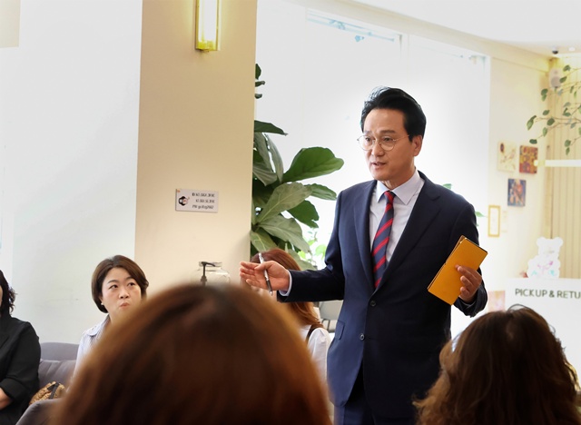 ▲ 안민석 경기도교육감 당선인이 10일 고양시 한 카페에서 학부모들을 만나 현장 소통 행보인 경청투어에서 발언하고 있다. ⓒ안민석 당선인측 제공