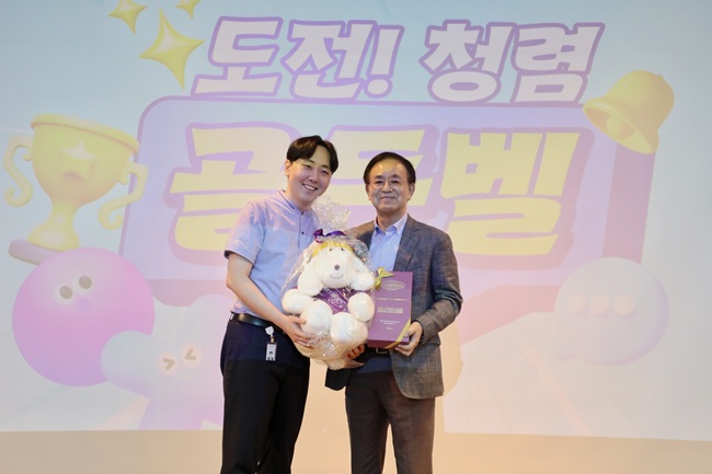 ▲ 직원 참여형 '청렴골든벨'에서는 남한규 대표이사 직무대행과 안광복 상임감사위원이 직접 문제를 출제하며 임직원들과 함께 소통했다. ⓒ강원랜드