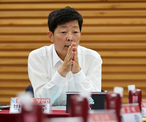 ▲ 박정주 홍성군수 당선인이 ‘군정 미래 설계실’에서 실무진과 함께 군정 현안 및 발전 방향을 논의하고 있다.ⓒ홍성군