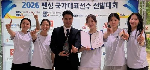▲ 2026 국가대표선수 선발대회 여자 에페 개인전에서 우승한 계룡시청 펜싱팀 임태희 선수(오른쪽 세 번째)가 선수단과 기념촬영을 하고 있다.ⓒ계룡시