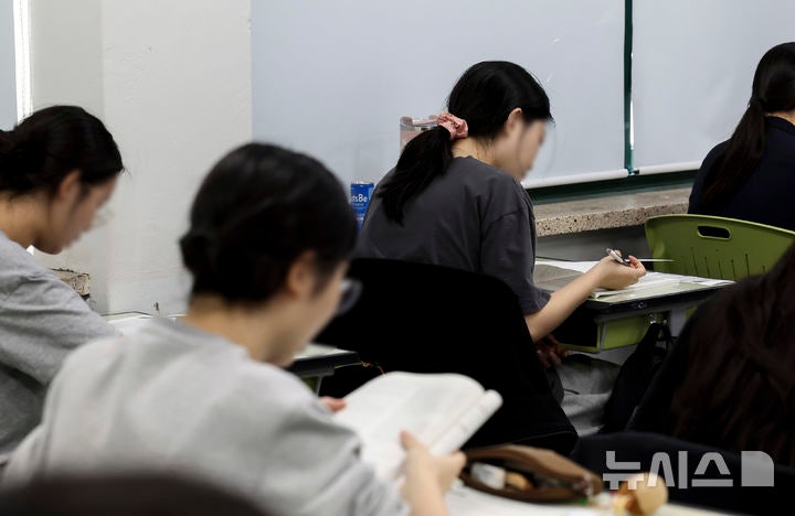 ▲ 2027학년도 대학수학능력시험 6월 모의평가가 열린 지난 4일 오전 서울 광진구 광남고등학교에서 3학년 학생들이 시험 준비를 하고 있다. ⓒ뉴시스