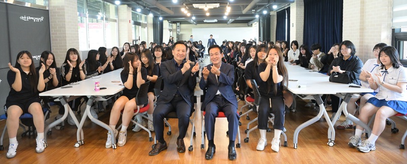▲ 백성현 논산시장(가운데 오른쪽)이 논산문화예술전문학교 '아트스쿨' 프로그램에 참여한 학생들과 함께 기념촬영을 하고 있다.ⓒ논산시