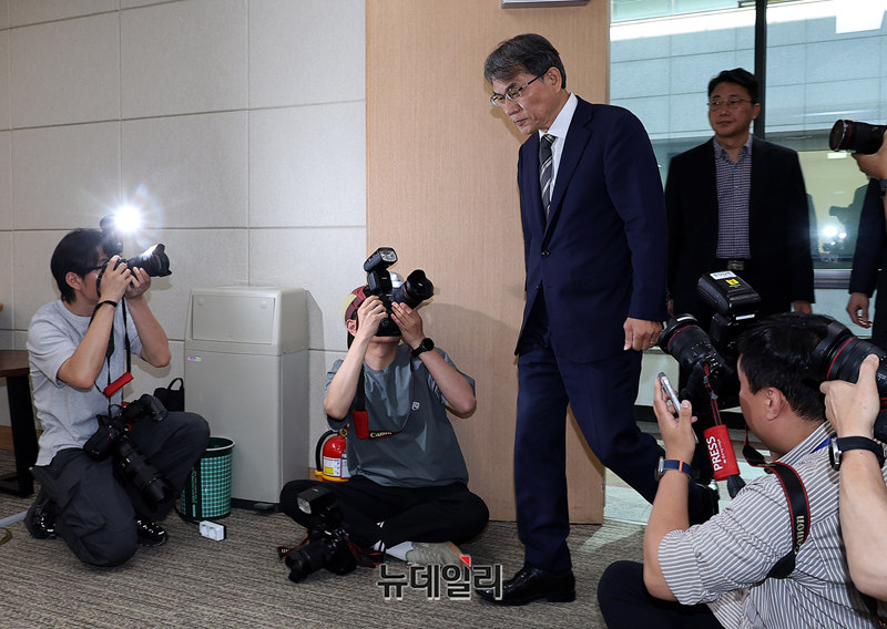 ▲ 노태악 중앙선거관리위원회 위원장이 지난 5일 경기 과천시 중앙선관위에서 열린 6.3 지방선거 용지 부족 사태와 관련한 대국민 사과 기자회견에 입장하는 모습. ⓒ정상윤 기자