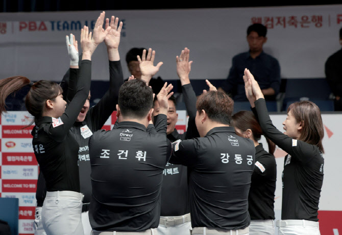 ▲ 프로당구 PBA 팀리그 정규시즌 리그 1위를 확정지은 뒤 SK렌터카 선수들이 환호하고 있다. ⓒPBA