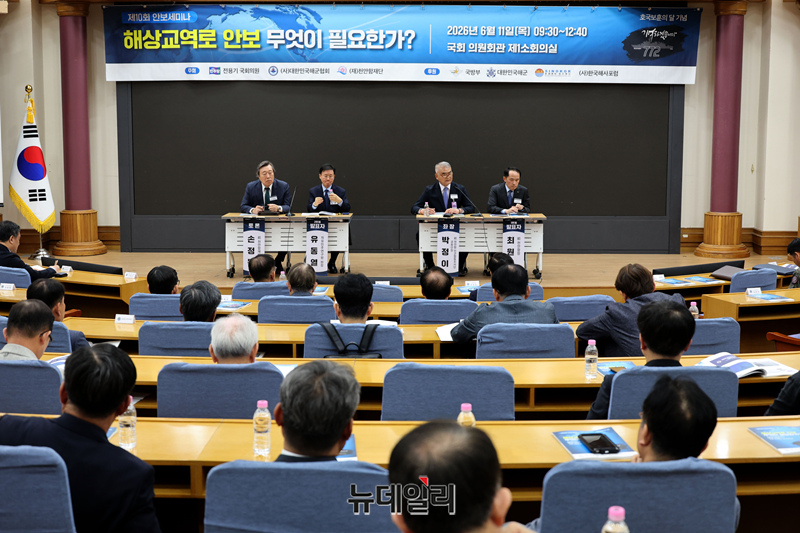 ▲ 11일 국회에서 '제10회 세미나, 해상교역로 안보 무엇이 필요한가?'라는 주제로 토론회가 열렸다. 왼쪽부터 손정목 전 천안함재단 이사장, 유동열 자유민주연구원장, 박정이 전 천안함 민·군 합동조사단 공동단장, 최원일 전 천안함장. ⓒ이종현 기자