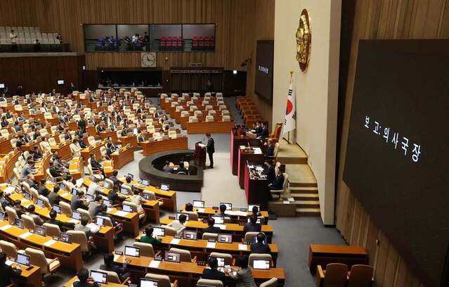 ▲ 김승묵 국회 의사국장이 11일 오전 서울 여의도 국회에서 열린 본회의에서 '6.3지방선거에서 발생한 투표지 부족 사태에 관한 국정조사요구서'를 보고하고 있다. ⓒ뉴시스