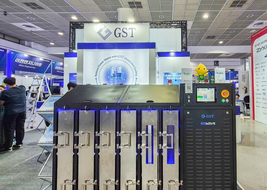 ▲ 에쓰오일(S-OIL)이 5월 서울 코엑스에서 열린 ‘대한민국 기계설비전시회(HVAC KOREA) 2026’에서 글로벌스탠다드테크놀로지(GST)와 함께 데이터센터용 액침냉각 솔루션을 선보이고 있다.ⓒ에쓰오일