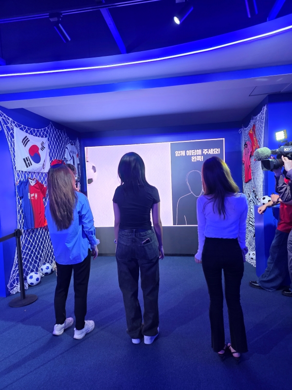 ▲ '트레이닝 룸'. 화면에 등장하는 축구 동작과 응원 동작을 그대로 따라 하는 미션이다. ⓒ최신혜 기자