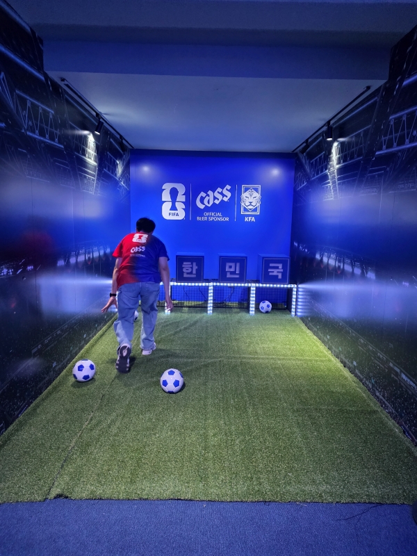 ▲ '슈팅 그라운드'는 제한 시간 안에 축구공을 차 넣어 '대한민국' 네 글자를 완성해야 하는 게임이다. 11일 직원이 시범을 보이고 있다. ⓒ최신혜 기자