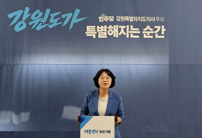 ▲ 허소영 민선 9기 강원도지사 인수위 대변인이 11일 춘천 선거캠프 사무실에서 민선9기 인수위원회 명단을 공개했다. ⓒ연합뉴스
