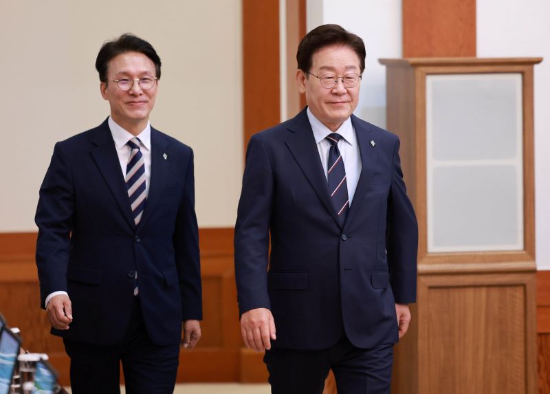 ▲ 이재명 대통령이 지난 2일 청와대에서 열린 제24회 국무회의 겸 제11차 비상경제점검회의에 김민석 국무총리와 함께 입장하는 모습. ⓒ뉴시스
