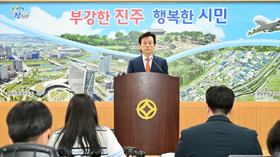 ▲ 조규일 진주시장은 더 부강한 진주, 더 행복한 진주를 만들기 위해 진주 시민과 함께 진주의 미래 100년을 준비하겠다며 ‘민선 9기 시정 청사진’ 발표했다.ⓒ진주시