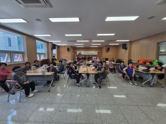 ▲ 울릉군가족센터는 지난 11일 서면주민자치센터에서 남양지역 어르신 30명을 대상으로 노인맞춤돌봄서비스 사회참여 프로그램을 진행했다고 밝혔다.ⓒ울릉군가족센터