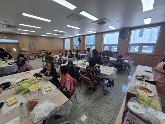 ▲ 평소 접하기 어려웠던 활동에 참여한 어르신들은 “오래 살아서 이런 것도 해본다”, “너무 예쁘고 맛있어 보인다”며 즐거운 반응을 보였다ⓒ울릉군가족센터