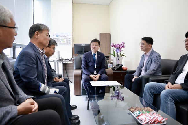 ▲ 장진상 당선인이 최태영 부군수를 비롯한 횡성군청 간부들과 대화를 하고 있다. ⓒ장진상 당선인 인수위원회