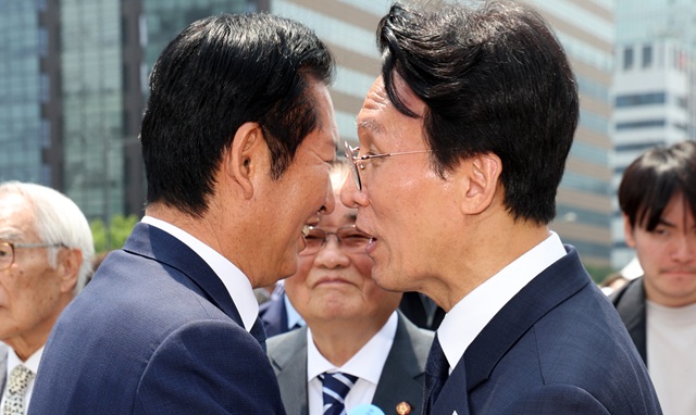 ▲ 김민석 국무총리와 정청래 더불어민주당 대표가 지난 10일 서울 종로구 광화문광장에서 열린 제100주년 6·10 만세운동 기념식을 마친 뒤 인사 나누는 모습. ⓒ뉴시스