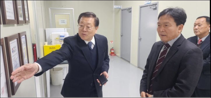 ▲ 신병대 청주부시장이 23년 12월 관내 기업체를 방문 기업의 목소리를 듣고 있는 모습.ⓒ뉴데일리 DB