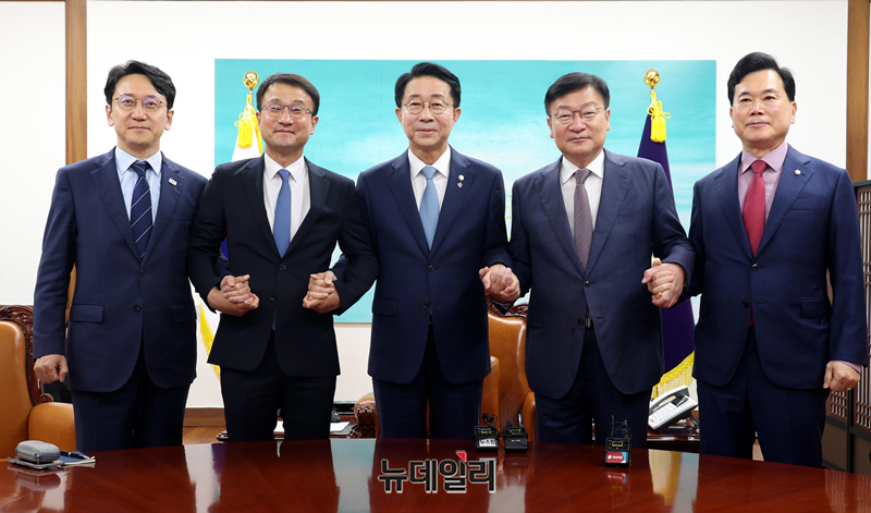▲ 조정식 국회의장이 11일 오후 서울 여의도 국회의장 집무실에서 여야 원내대표와 회동 전 기념촬영을 하고 있다. 왼쪽부터 천준호 더불어민주당원내운영수석부대표, 한병도 원내대표, 조 국회의장, 정점식 국민의힘 원내대표, 원내운영수석부대표로 내정된 김승수 ⓒ뉴시스