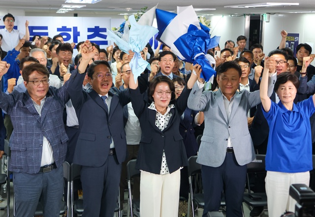 ▲ 추미애 경기도지사 당선인이 지난 4일 6·3 지방선거 경기도지사 선거에서 승리 후 지지자 등과 기념촬영을 하고 있다. ⓒ추미애 선거캠프 제공