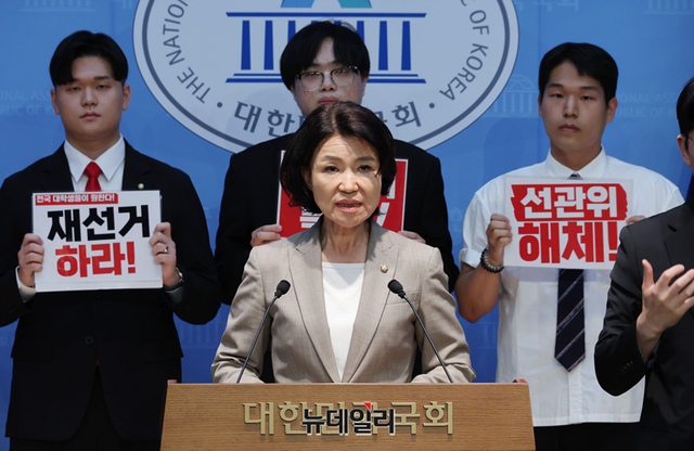 ▲ 이진숙 국민의힘 의원이 지난 9일 국회 소통관에서 열린 대학생 투표지 부족 사태 시국선언 기자회견에 앞서 발언을 하는 모습. ⓒ이종현 기자