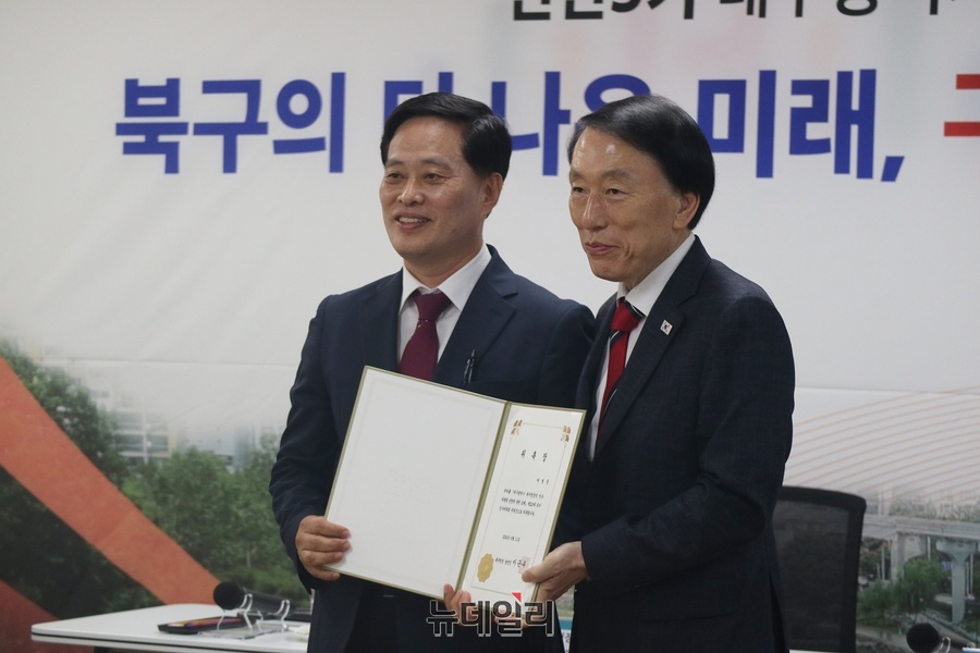 ▲ 하병문 인수위원장(오른쪽)은 “현재 북구는 경북도청 후적지 및 외천 도매시장 후적지 개발 등 대형 현안과 서민 경제 회복이라는 난제를 안고 있는 만큼, 인수위가 구정의 명확한 밑그림을 그릴 수 있도록 솔선수범하겠다”고 말했다.ⓒ뉴데일리