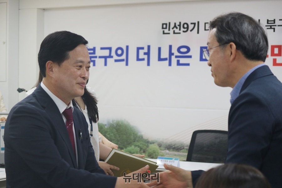 ▲ 이근수 당선인(왼쪽)이 인수위원에게 위촉장을 수여하고 있다.ⓒ뉴데일리