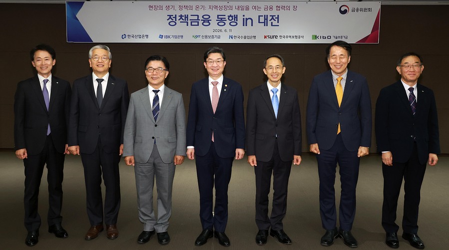 ▲ 이억원 금융위원장이 11일 오후 대전 인터시티호텔에서 6개 정책금융기관(산업은행, 기업은행, 신용보증기금, 수출입은행, 무역보험공사, 기술보증기금)과 함께 개최한 '정책금융 동행' 행사에서 금융위, 정책금융기관, 지역상공회의소, 대전·충청권 지역기업 70여개사와 지역상공회의소가 참여한 가운데 정부의 지역금융 추진 정책을 공유하고, 지역 맞춤형 정책금융 지원방안 등에 대해 논의했다. ⓒ 금융위원회