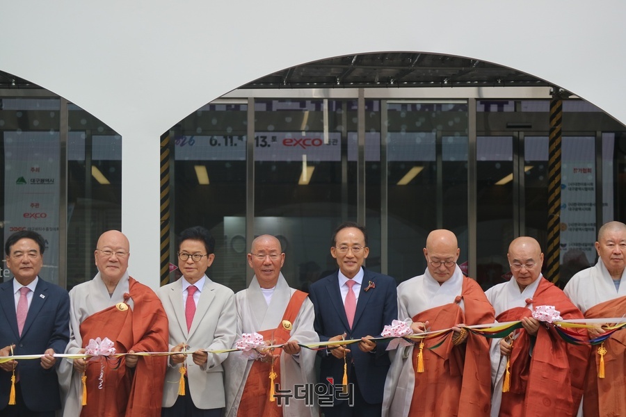▲ 추경호 대구시장 당선인과 이철우 경북도지사, 이만규 대구시의회 의장, 조계종 총무원장 진우스님, 동화사 주지 선광스님 등이 ‘2026 대한민국불교문화엑스포’에서 테이프 커팅을 하고 있다.ⓒ뉴데일리