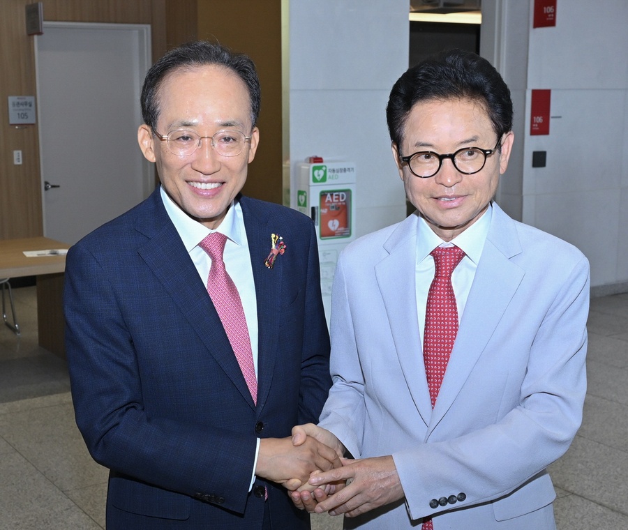 ▲ 이철우 지사(오른쪽)와 추경호 대구시장 당선인이 ‘2026 대한민국불교문화엑스포’에서 당선 후 처음만나 악수를 나누고 있다.ⓒ추경호 당선인 인수위 사무소