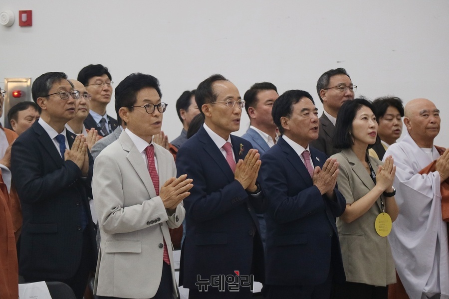 ▲ 추경호 당선인과 이철우 지사가  ‘2026 대한민국불교문화엑스포’에서 삼귀의를 부르고 있다.ⓒ뉴데일리