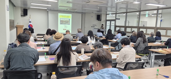 ▲ 강원특별자치도교육청이 11일 원주교육문화관 대회의실에서 학력인정 문해교육 프로그램 운영기관 관계자를 대상으로 '2026년 학력인정 성인문해교육 프로그램 운영기관 관계자 업무공유회'를 개최했다. ⓒ강원특별자치도교육청
